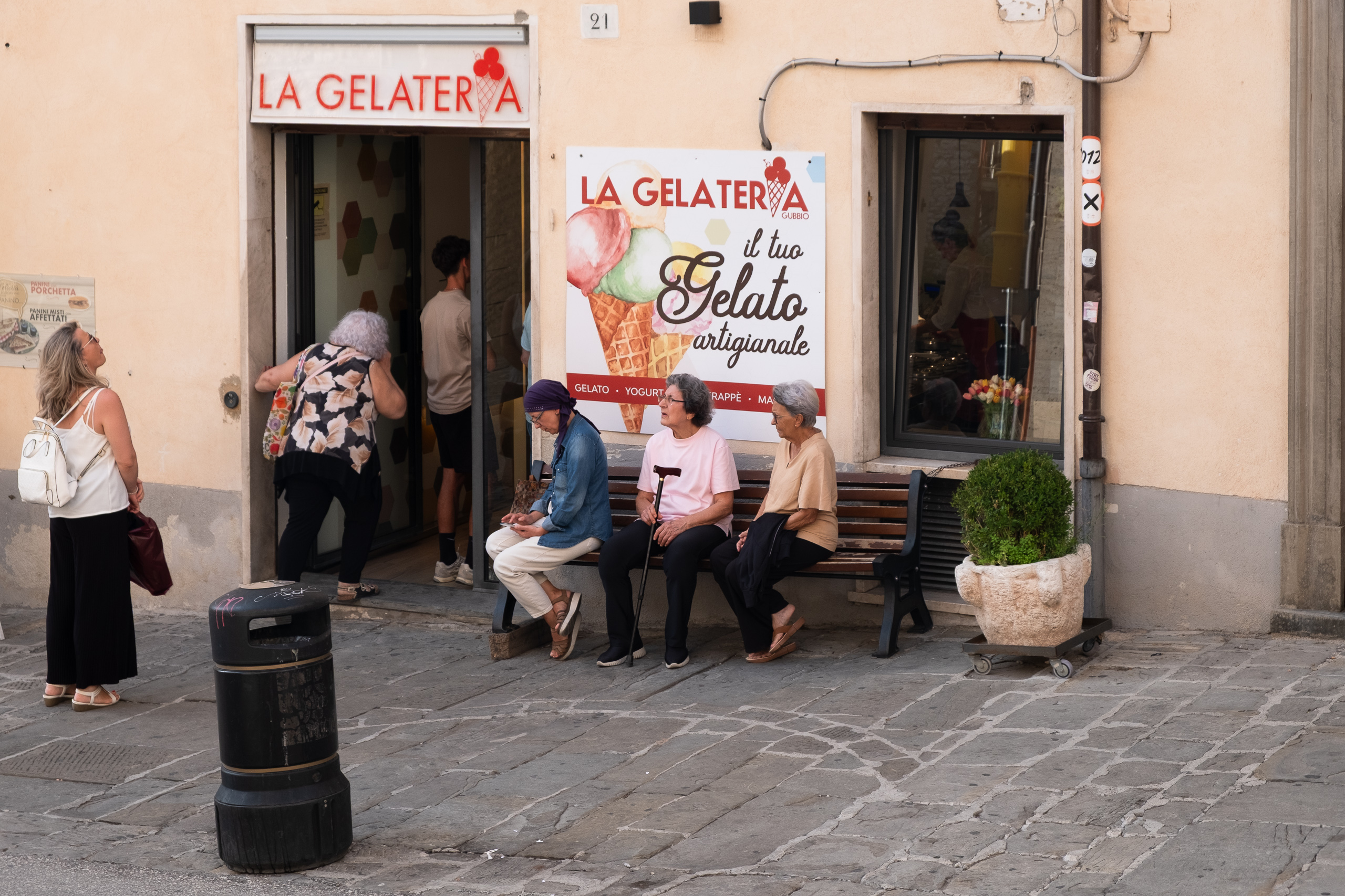 Vor La Gelateria in Gubbio – Plausch auf der Bank